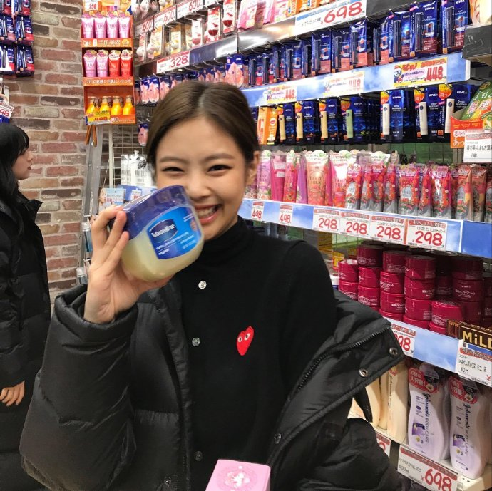 MYJENNIE_TH's tweet photo. ถือวาสลีนเหมือนกัน แต่ปัจจุบันเป็น Global Brand Ambassador โคสจาเริ่ด ✨✨✨

JENNIE FOR VASELINE 
 #VaselinexJennie https://t.co/oGXUBVuPq0
