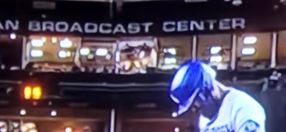 5nglassy's tweet photo. @DonOrsillo I know you can't acknowledge it. but it sure seem like the pictures were getting squeezed tonight. https://t.co/n9ePl0WNKk