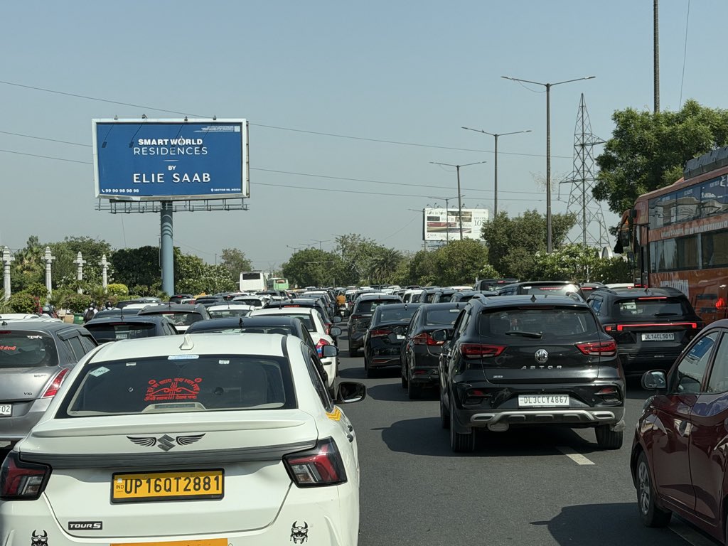 atulaynehra's tweet photo. 44 minutes for 17 kms to Supreme Court - Thankyou @Noidatraffic . #everyday #traffic #noida https://t.co/yoQUiTuj6H