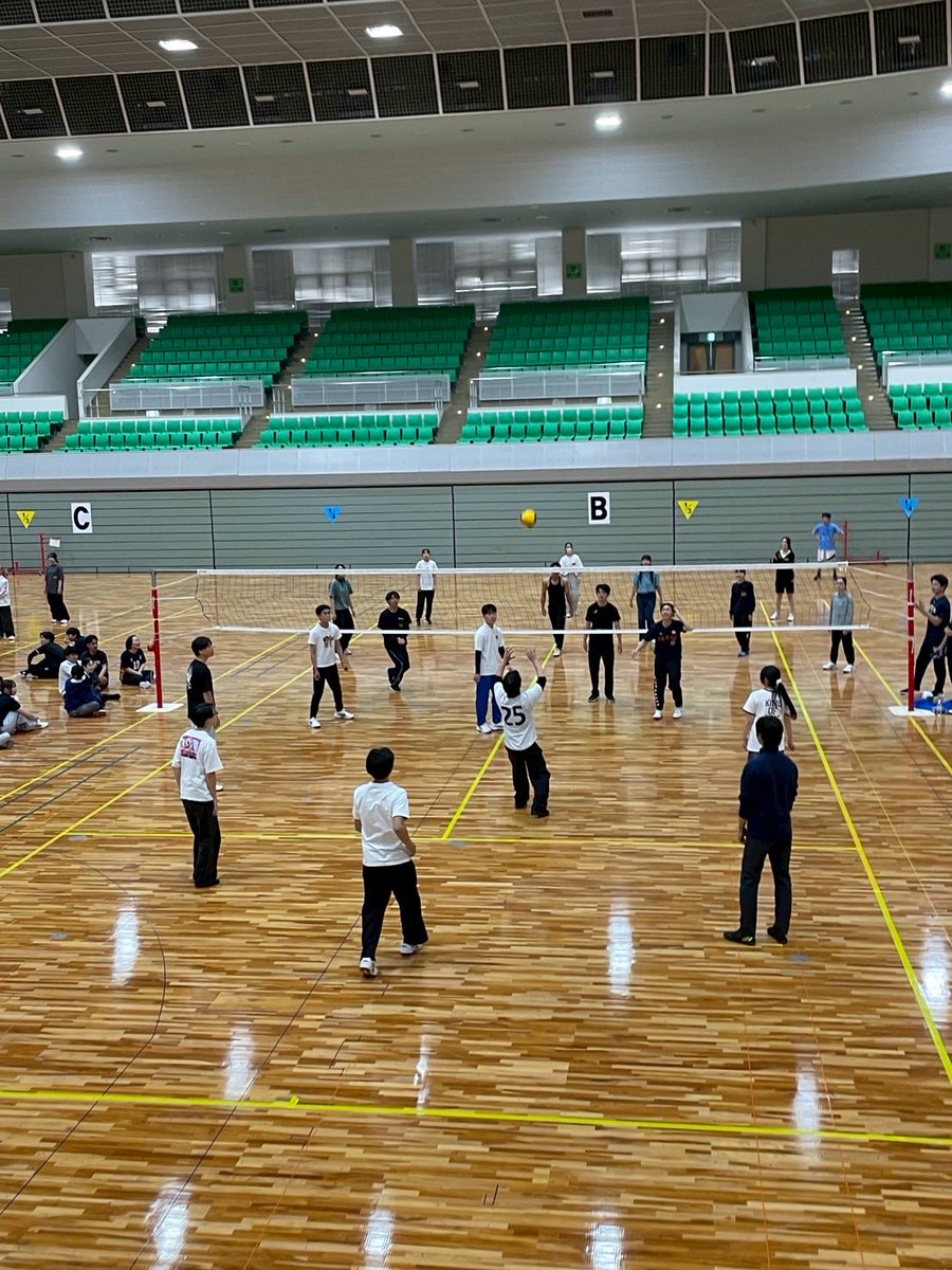 pole_toridai's tweet photo. 5月10日に球技大会を開催しました🏐
バレーとドッジボールの2部門で総合優勝を争いました🏆✨
学部ごとのエキシビションマッチも大盛り上がり‼️
これで新入生との仲も深まったはず！✨
工学部の熱気はすごいらしい…🔥

#鳥取大学 #ポレポレキッズ #polepolekinds #青少年育成団体 https://t.co/tSmtNJQysZ