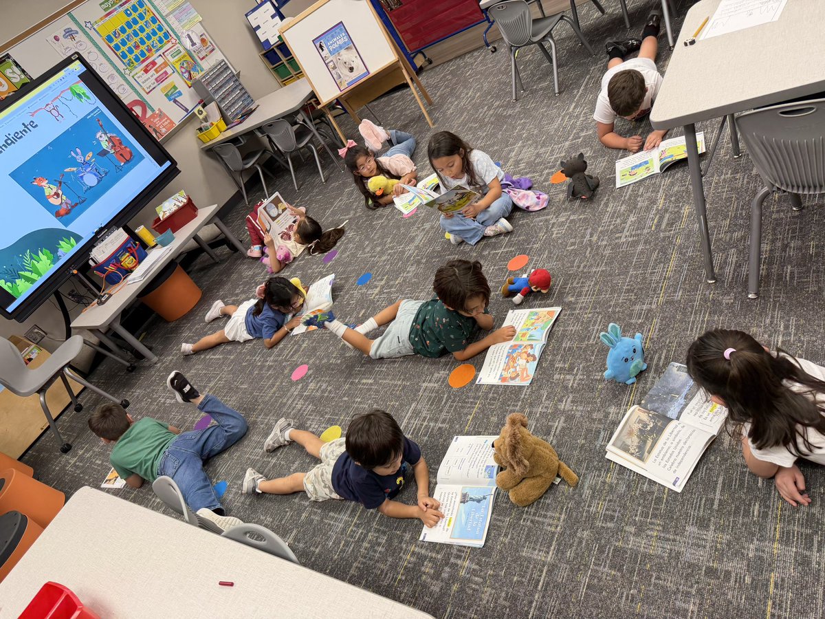 MsRios_bil's tweet photo. Disfrutando tiempo de lectura con nuestros amigos de peluche. 
#kindergarten #bilingual #MRobPride @MRobinsonElem https://t.co/yJK1Gwlwtb