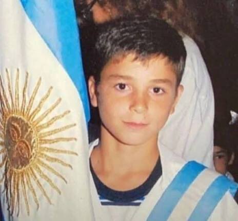 ejf249's tweet photo. a julián le encantaría ésto porque en el colegio era re buen alumno y abanderado😭 https://t.co/RA691OUq17