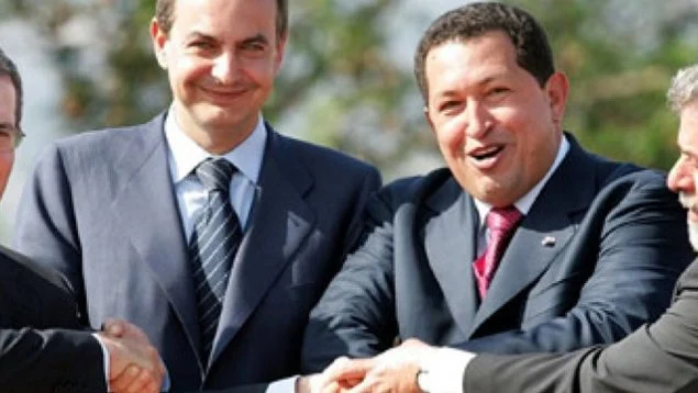 phenobarbital's tweet photo. Hola Ricardo, solo por una aclaratoria histórica que vale la pena acotar, no es que Venezuela corrompió a este señor, este señor ya venía así.
Te recuerdo que todo nuestro mar de sufrimiento viene de cuando Fidel Castro convenció al recientemente electo Lula Da Silva a juntarse con su pupilo Hugo Chávez e invitaron a Zapatero para fundar el Foro de Sao Paulo.
Estamos viendo el artífice de todo lo que vino después.
Y luego, viendo en lo que se convirtió la Venezuela de Hugo Chávez y Maduro, les apartó y re-construyó el movimiento como "Grupo de Puebla".
No estamos viendo a "otro presidente más" corrompido por la política venezolana, estamos viendo a uno de sus más grandes artífices.