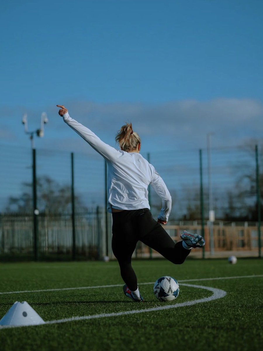MidfieldMatilda's tweet photo. Working hard. 

Also congrats to arsenal mens on the league, it’s been a long time coming and it’s week deserved! https://t.co/EcoGTNS9SB