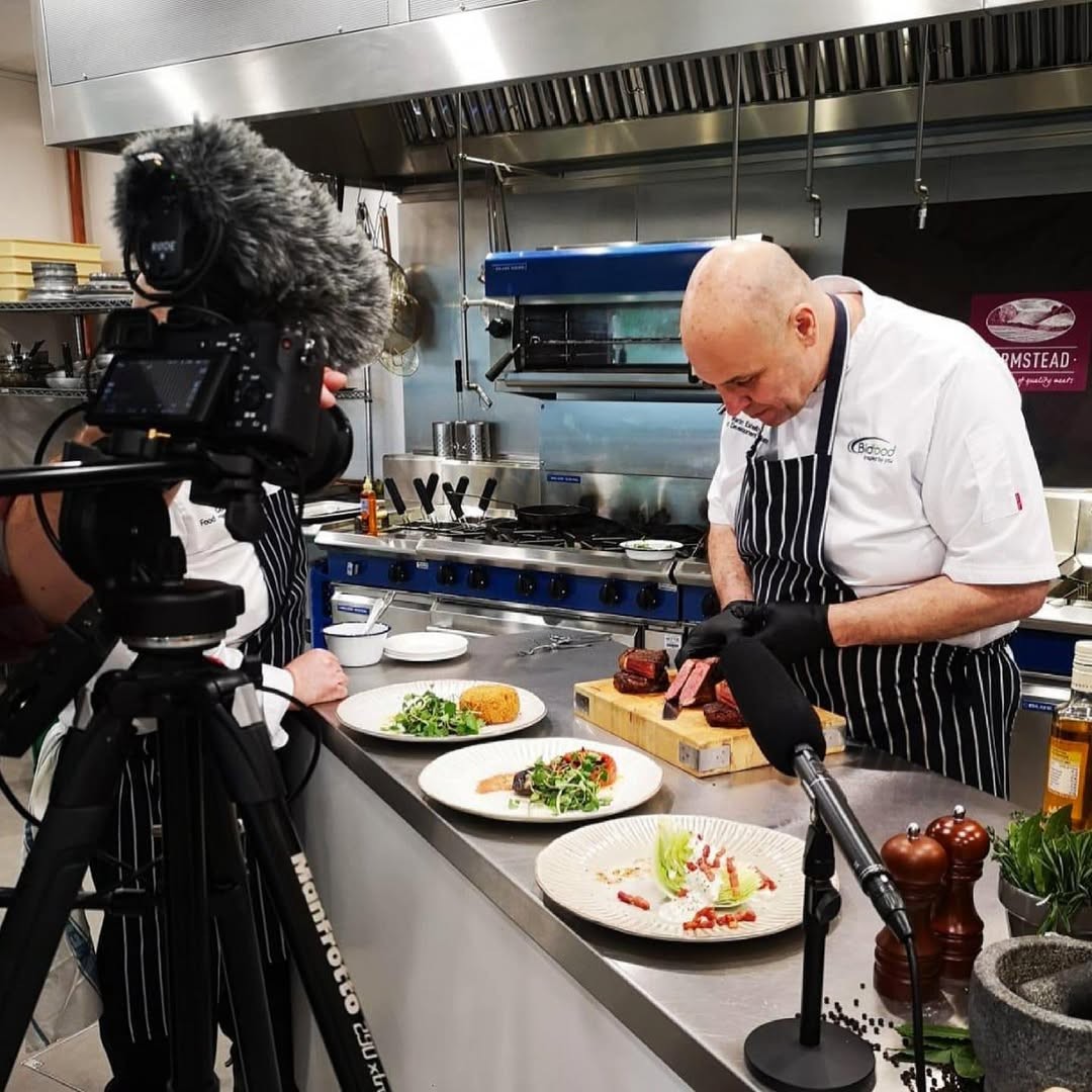 moffat_anz's tweet photo. Spotted at this @bidfooduk photo shoot, the team is working with great UK produce and the finest commercial kitchen equipment.
Streamlined and modular, this #BlueSealEvolution suite is fitted with a gas oven and cooktops, fryers, and more!π€©
https://t.co/AkpI6eDviI
#moffat https://t.co/SJ6HjtFBbp