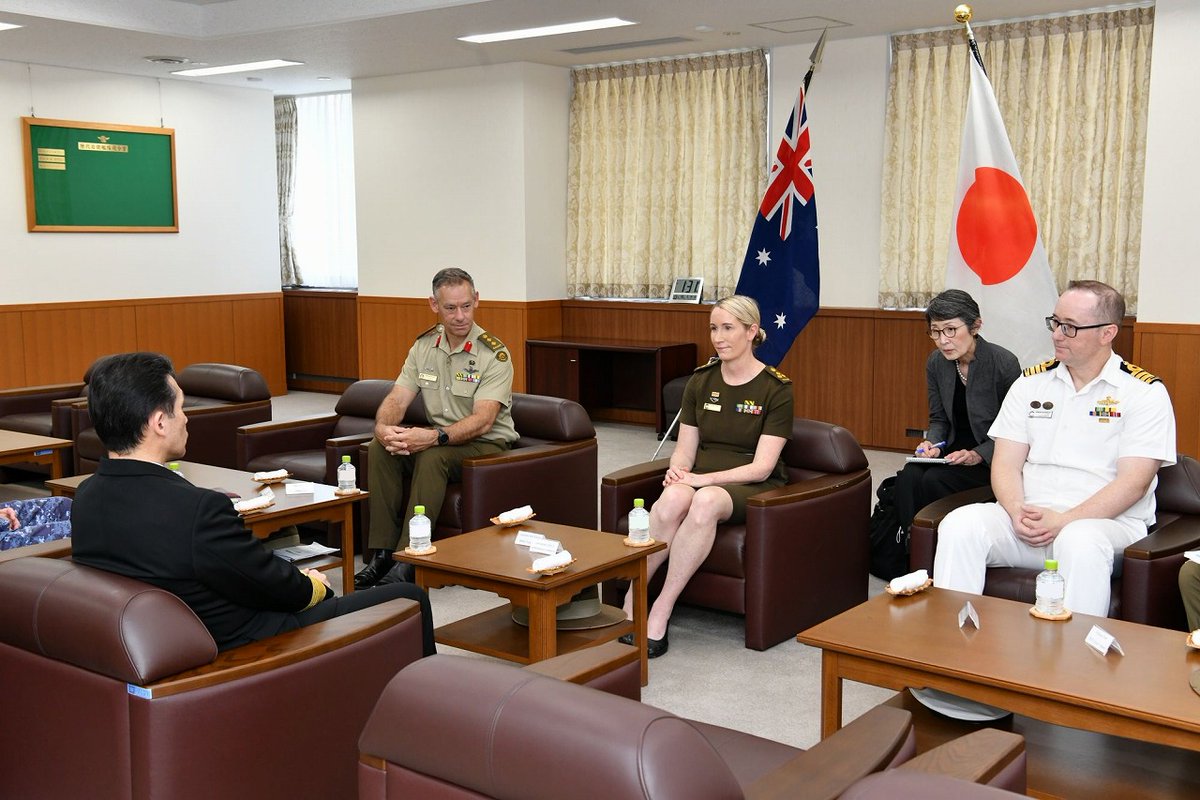 JMSDF_SDF_ENG's tweet photo. On 14 May, the Australian War College delegation visited the Maritime Operation Center and had an office call with VADM OHMACHI Katsushi, Commander of the Self Defense Fleet. 🇯🇵🇦🇺🤝 #FOIP #ADC https://t.co/TVfsV03GHp