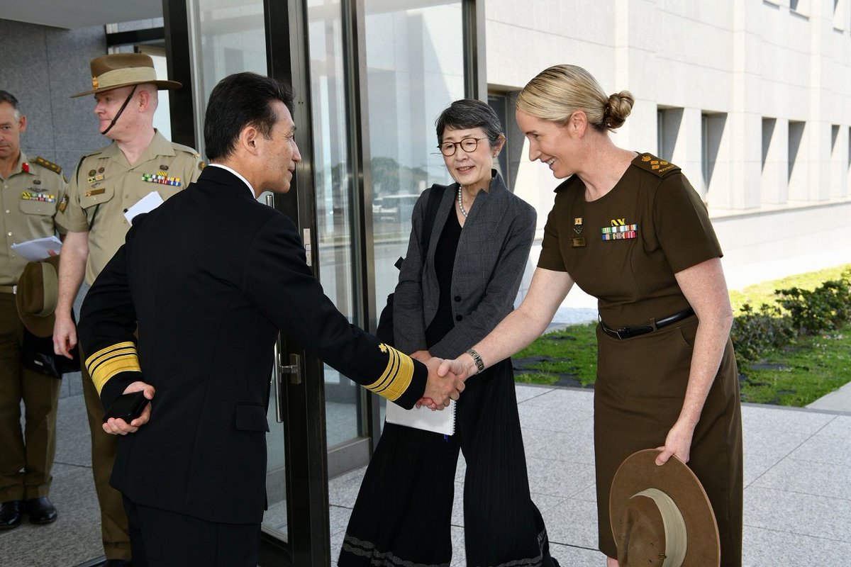 JMSDF_SDF_ENG's tweet photo. On 14 May, the Australian War College delegation visited the Maritime Operation Center and had an office call with VADM OHMACHI Katsushi, Commander of the Self Defense Fleet. 🇯🇵🇦🇺🤝 #FOIP #ADC https://t.co/TVfsV03GHp
