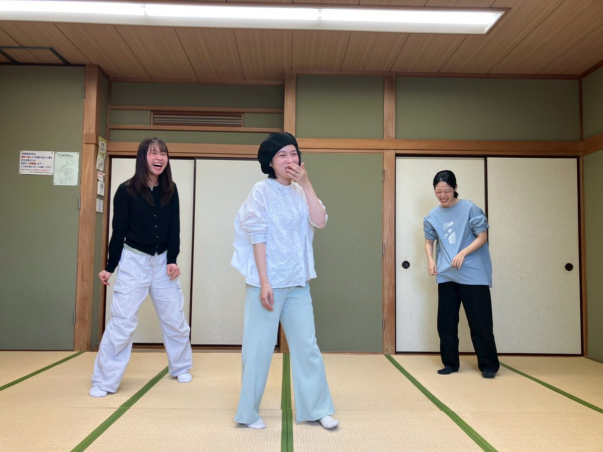 SORAKAME2013's tweet photo. 🤝#ともだちのわ🤝けいこちゅう！

アイデアを出し合い、動いてしゃべって、
歌って踊っております。汗だく！
とにかく笑顔が絶えない稽古です😊
響子さん、友恵さんも大活躍！

詳細は引用ツイートから。
ご家族みなさまでぜひご来場ください🌟 https://t.co/JTDQF34Ch9