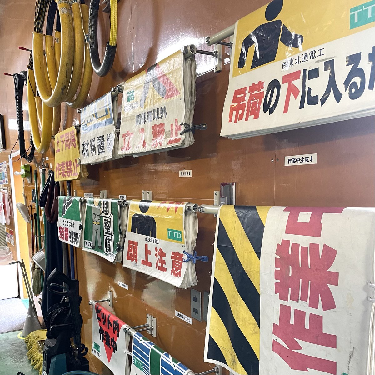 TTDsaiyou's tweet photo. 🧹月に一度の環境整備点検✨
髪色チェック👀や安全看板の向き⚠️、個人棚整理など20項目を確認！

環境整備は『仕事をやりやすくするため』の社員教育の根幹💡

気づきとコミュニケーションを大切に、働きやすい職場づくりを続けています😊￼ https://t.co/cSuzfId1yQ