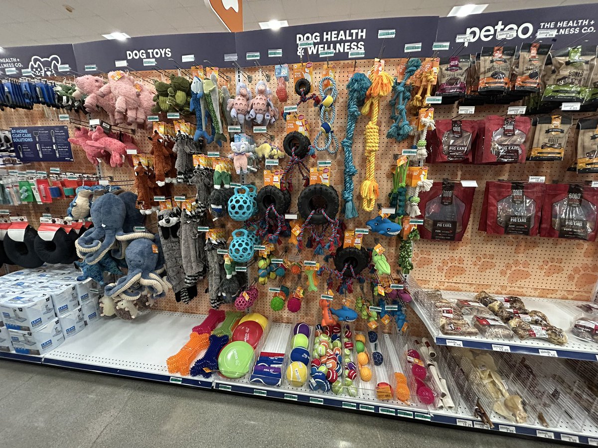 BK20004's tweet photo. ペット用品売り場、このデカイ骨🦴喰う🐕どんだけデカイ犬なんだ。 https://t.co/Pu5afJWGC9