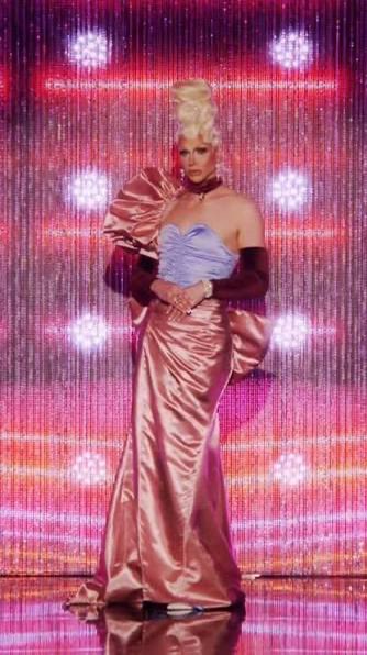 heartswapped's tweet photo. @AriGloverBee @rblxyourmajesty She also said this was one of the best looks of her package… 😐 https://t.co/8OMK6wNMsb