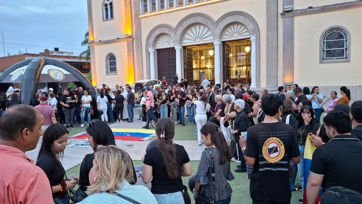 22OctLibertario's tweet photo. 🕯️ Hoy encendimos una vela y elevamos un rosario por el descanso de la Sra. Carmen Teresa Navas y Víctor Hugo Quero Navas. Que la luz los una en el cielo tras tanto calvario, y que traiga la paz, justicia y libertad que Venezuela tanto anhela. #Justicia 🇻🇪
#Maturin https://t.co/TYPk60HAbu