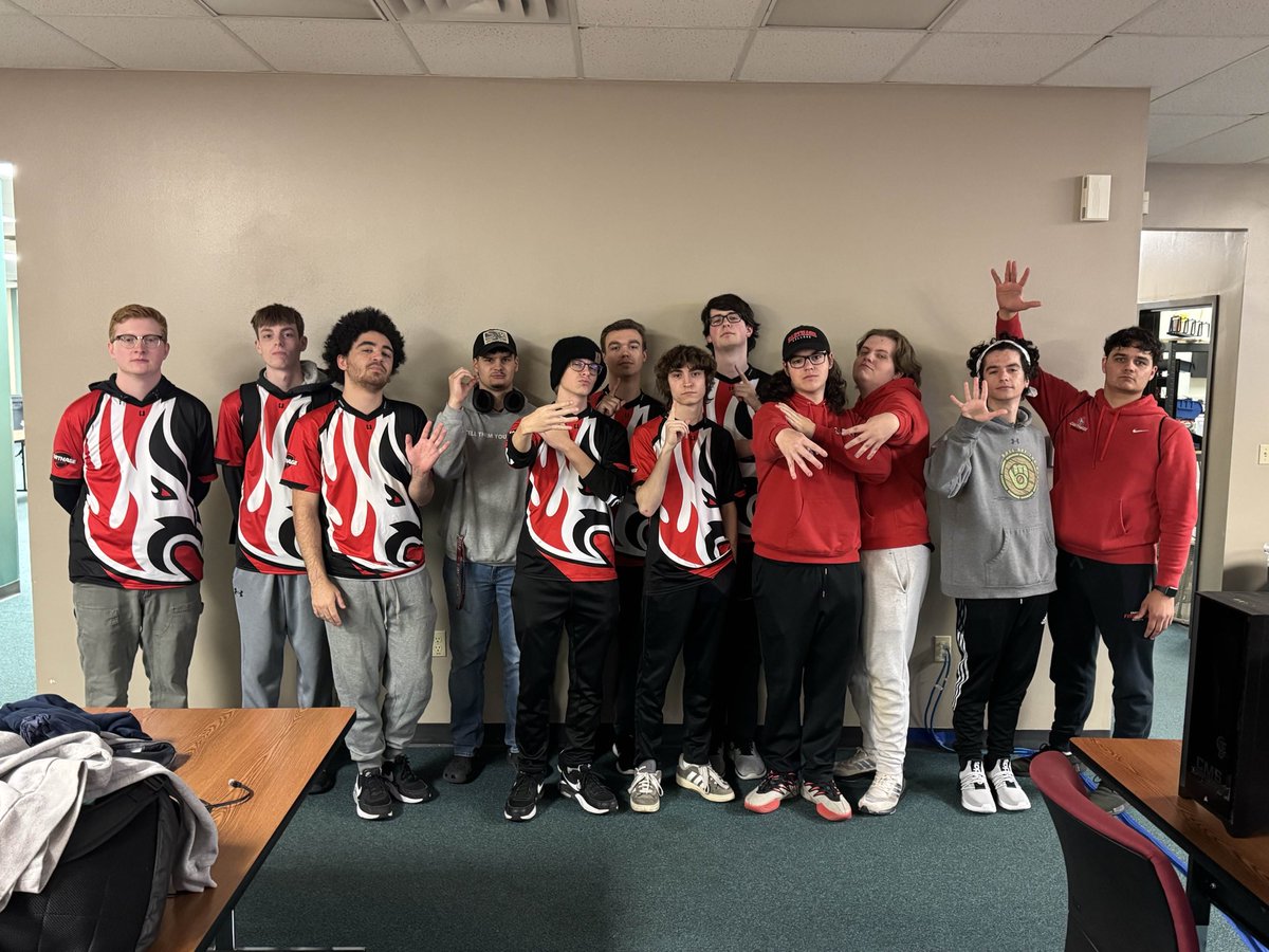 koruppp_'s tweet photo. first year done, love carthage <3 https://t.co/wZqJcH9DL5