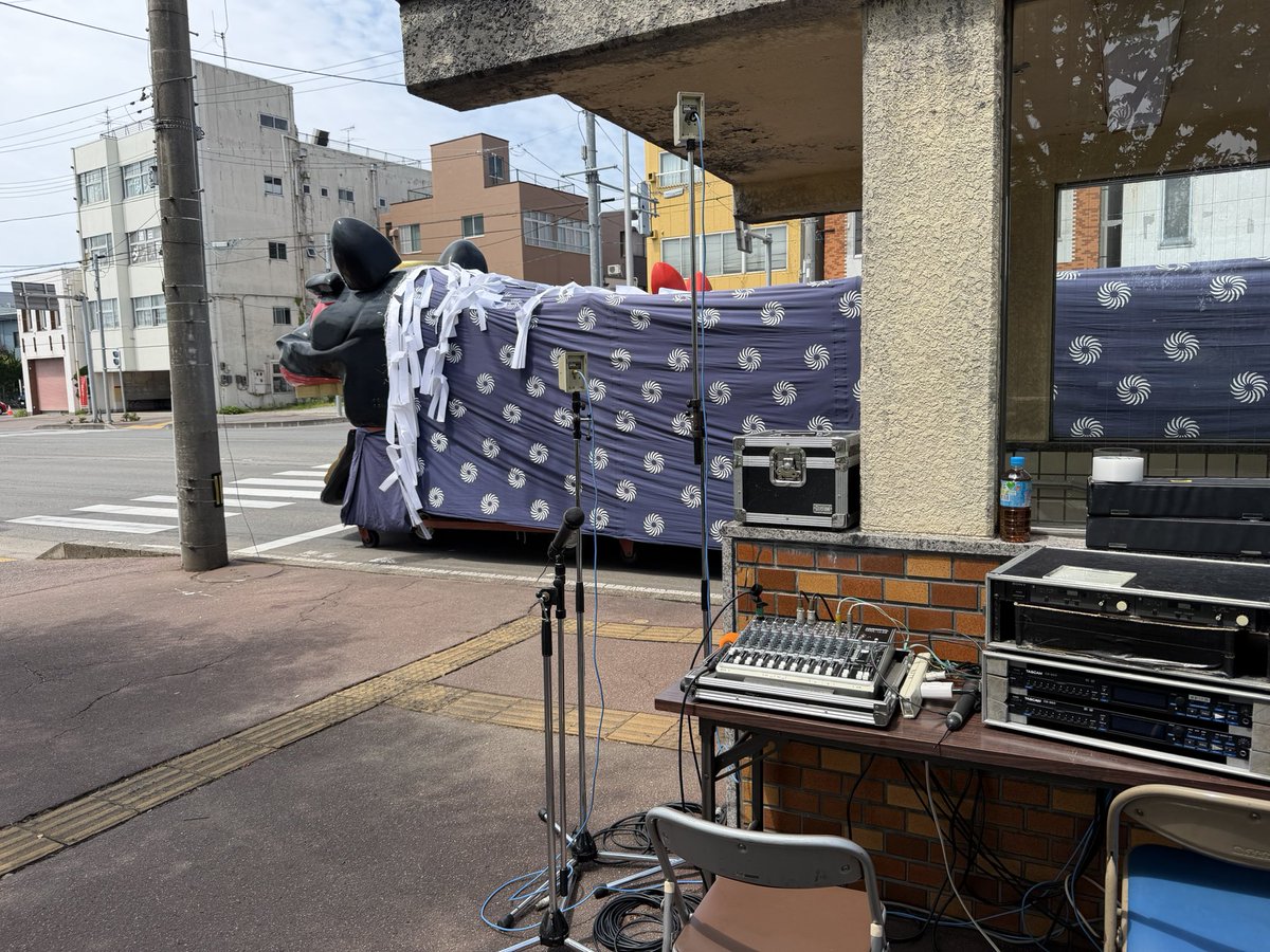 hisa_M's tweet photo. 今日は、ガナリぴーえーで、機材番。去年本部の動きがわからなかったので、ラジオ持参。

#酒田祭り https://t.co/a9dP9idbS7