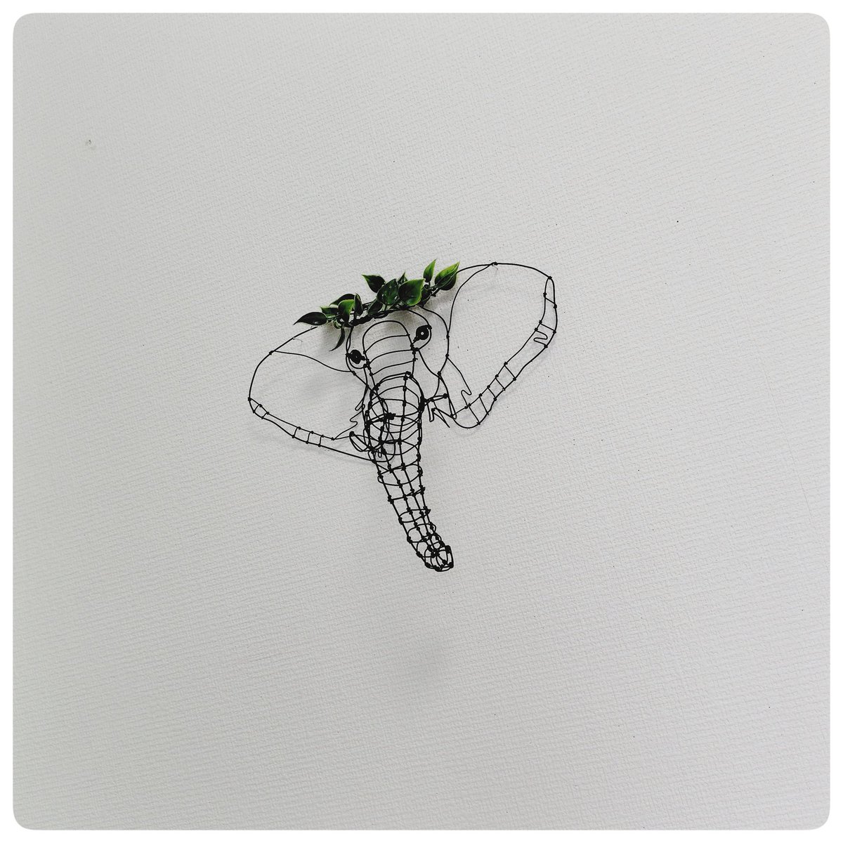 pleasure_cm28's tweet photo. ワイヤーアート　ワイヤークラフト
草冠をつけたぞうさんです🐘

#ワイヤーアート　#ワイヤークラフト　#ぞう　#象　#動物　#アート　#インテリア　#ハンド���イド　#ミンネ　#クリーマ　#メルカリ https://t.co/1pp8BrqppN