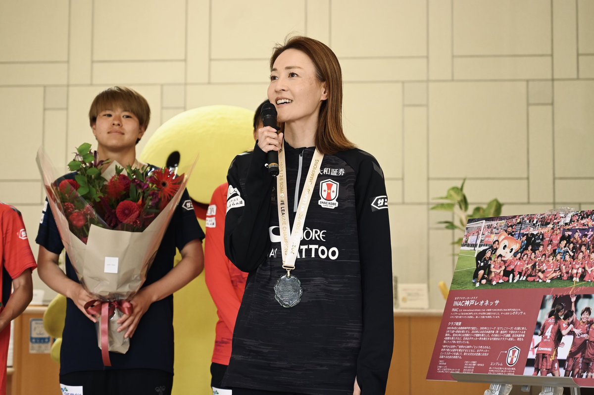 inac_kobe2001's tweet photo. #宮本ともみ 監督 #大熊茜 選手 #山本摩也 選手 #久保田真生 選手 #太田美月 選手が齋藤元彦兵庫県知事へ表敬訪問✨

WEリーグ優勝報告とともに今シーズンのサポートのお礼、来シーズンの抱負をお伝えしました🏆🦁

県職員の皆様、ご関係各所の皆様、報道陣の皆様に温かく迎えていただきました。
ありがとうございました！

これからも兵庫県を盛り上げていけるよう頑張ります。

#inackobe #INAC神戸 #Ignition
