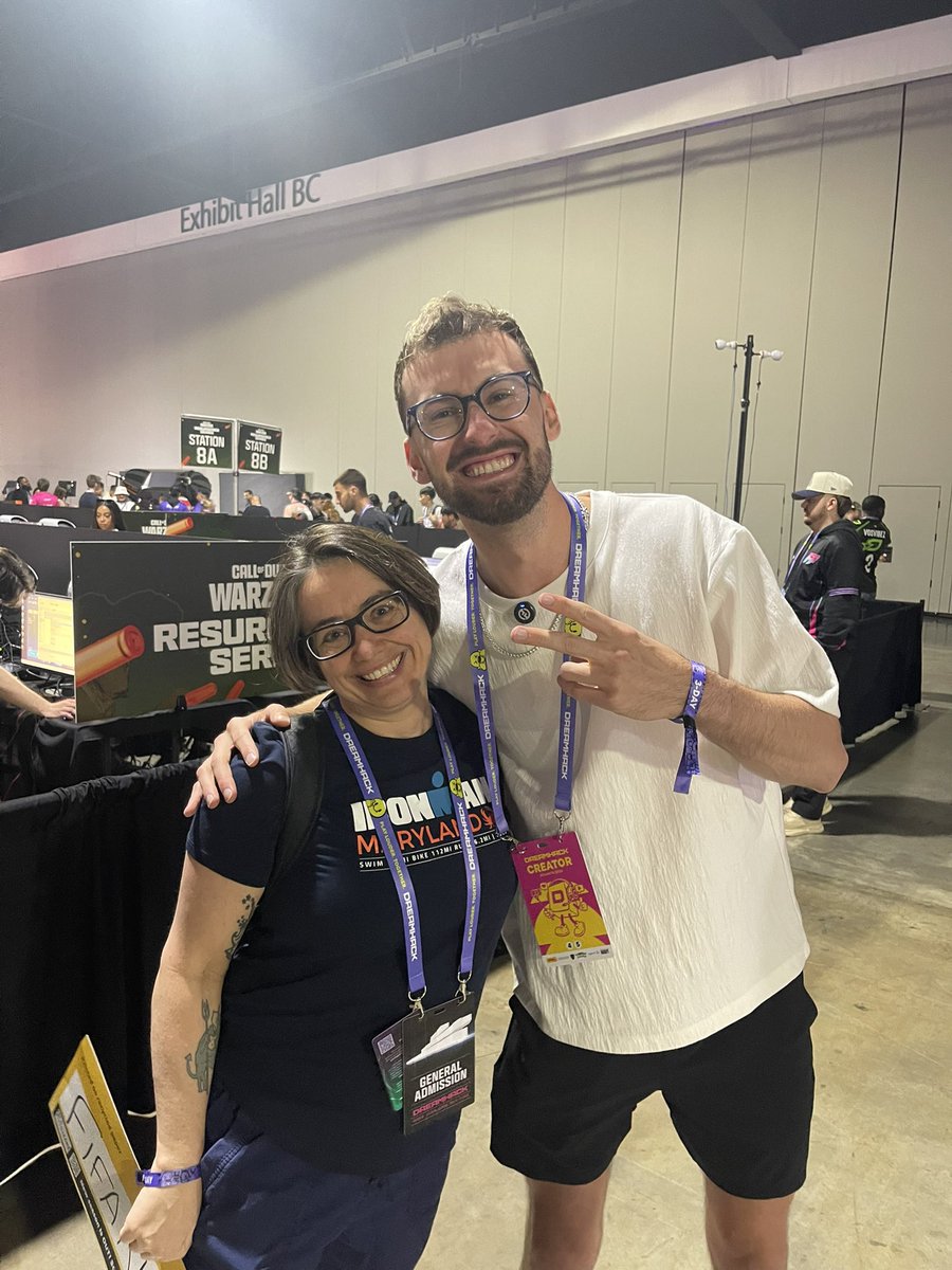 KellyMLyon's tweet photo. @AverageJoeWo very nice meeting you! (I’m short, you’re tall)! https://t.co/zMhnWnkE6C