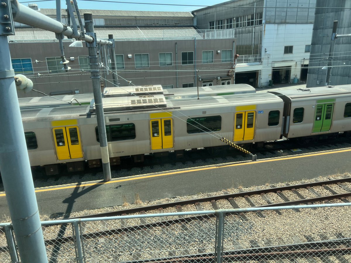 YoroiKasumi's tweet photo. 山手線から中央総武緩行線に転属するE235系 元トウ31編成の中間車が入替をして車内から見える留置線に
色もそうですが、号車表記も変わってました
元10号車はそのままの状態で連結 https://t.co/YLlSoz1MLr