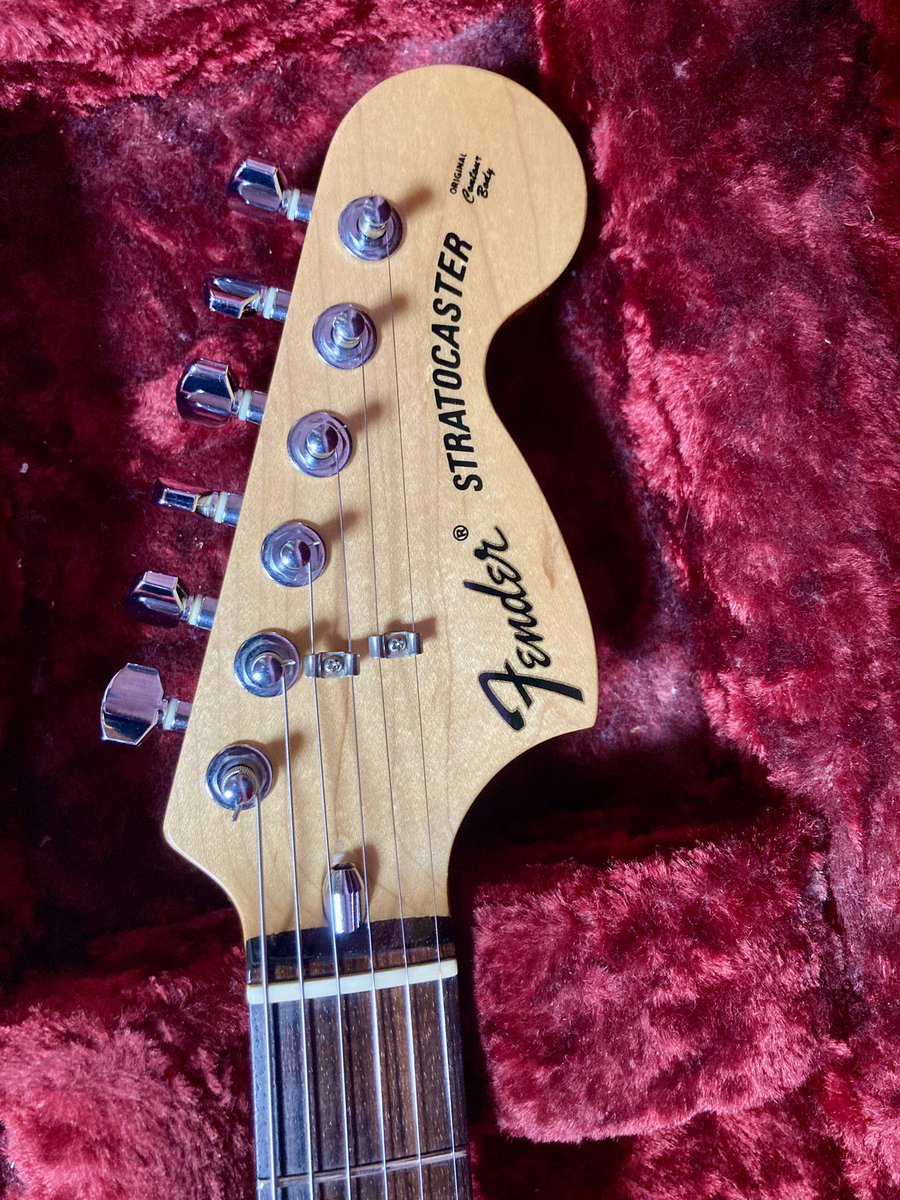 GNeinaam's tweet photo. ☆本日の入荷☆

Fender Japan ST72-US 

ラージヘッド、3点止めジョイントの70sスタイルのストラト入荷致しました。

PUはオリジナルのままUSピックアップ搭載のモデルです！

細かい傷はございますが状態良い一本です。

お問い合わせお待ちしております♪

#長岡市 #ギター #中古 #fender #ストラト https://t.co/TUtAIoiHkC