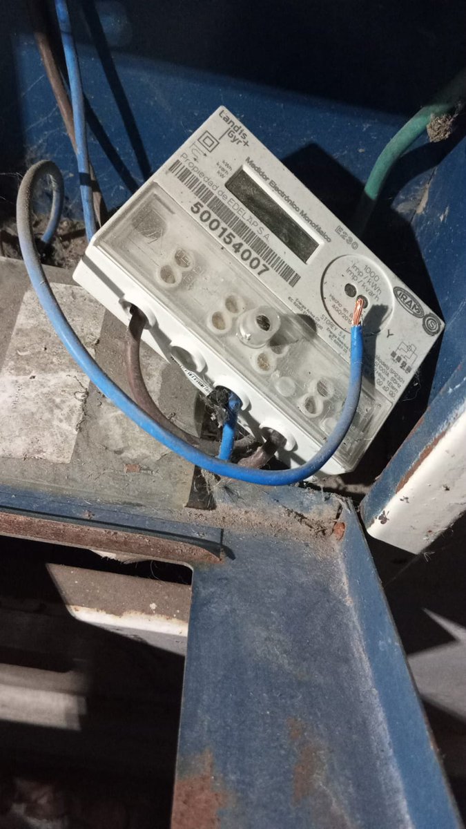 epalej_'s tweet photo. @EDELAP__Oficial Hola, estoy sin suministro desde esta mañana. El medidor quedó apagado y tiene un cable suelto con cobre expuesto. Mis vecinos sí tienen luz. Necesito asistencia técnica urgente porque puede ser un riesgo eléctrico. https://t.co/pE1ZMp8hyU
