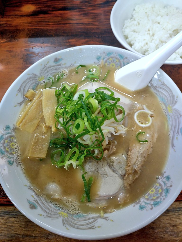 ara_pin's tweet photo. 大黒ラーメン本店
ラーメンメンマ入＋ライス　750円
ジョギング中に休憩して大黒さんでランチです。
汗をかいた身体に美味しいスープが染み渡ります。
幸福とスタミナのもと、をチャージできました。
#大黒ラーメン https://t.co/0qYCuWknAq