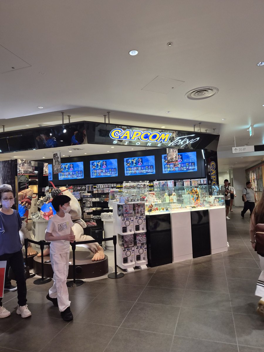 kakemakes's tweet photo. Moments before tragedy ( They were sold out of nearly all the RE stuff ) https://t.co/JrQA34YRuZ