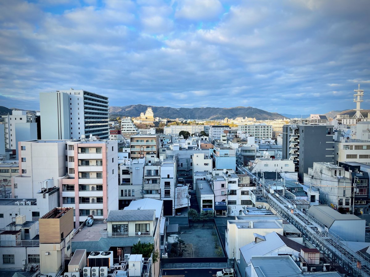 Photo by A.I - Transition(お出かけメモ) 姫路城と好古園を見終わったのでホテルへ
城と駅を結ぶ大通りだからかバスすごい走ってる!?
歩いて10分くらいで到着
何ヶ所かお世話になっているダイワロイネットホテル
ちょっと上質なビジネスホテルって感じで好きです
部屋のカーテンあけたら、なんてことでしょう
お城がしっかり見える😍 https://t.co/ArZlGOE6K6
