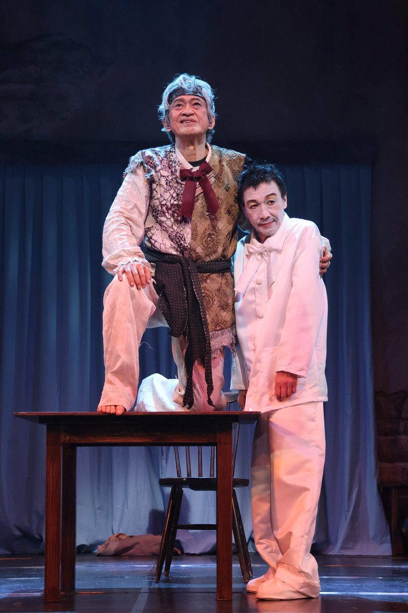 stage_natalie's tweet photo. 扉座が26年ぶり上演「愚者には見えないラ・マンチャの王様の裸」東京公演が本日スタート（舞台写真14枚）
https://t.co/yVPlQw5MPt

#愚者ラマ2026 https://t.co/rb6YaWzvYy