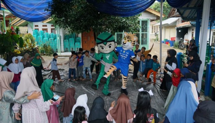 dompetdhuafaorg's tweet photo. Grebek Kampung Bangkit dari Longsor: Dompet Dhuafa dan Persib Hadirkan Senyum Ramadan di Pasirlangu
https://t.co/PIlZfd9PGE
#DompetDhuafa #GrebekKampung https://t.co/B4tCLYeEDL