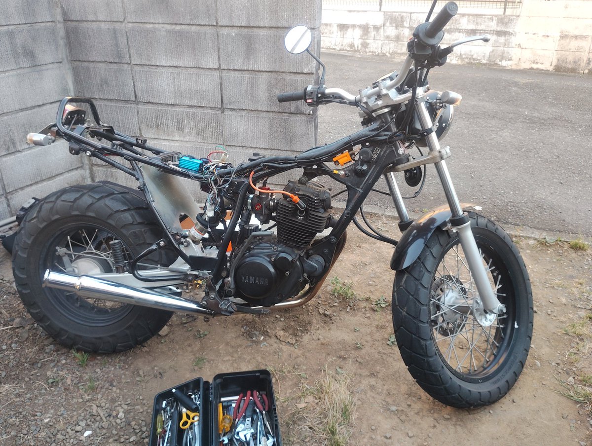 MITWURA's tweet photo. #YAMAHA
#TW200
#バイク

あづい　溶ける

バッテリーレス車から戻し中
セルとかカットリレーの配線切られててスターターリレーも無いところから開始してるので結構大変かも？
でもなぜか楽しいｗ https://t.co/h6mB4xECrm