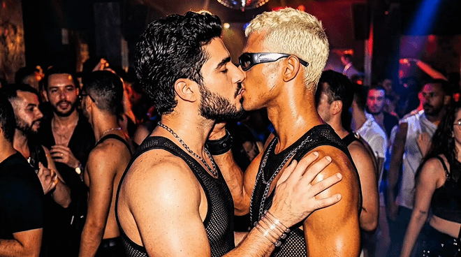 StardomNews's tweet photo. Depois de um longo período promovendo "Jouissance", Luc Benoit finalmente faz seu retorno com "Frisson". O clipe da canção conta com a participação de Renan, o qual contracenou em cenas quentes com o francês. https://t.co/CIPeQZtzYD