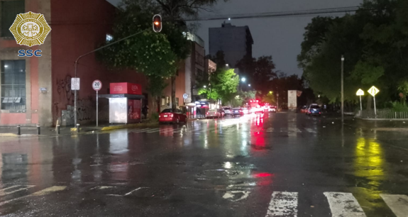 OVIALCDMX's tweet photo. 21:26 #BuenAvance en Sullivan de Circuito Interior a Av. Insurgentes. #MovilidadCDMX https://t.co/mMdSL4dypu