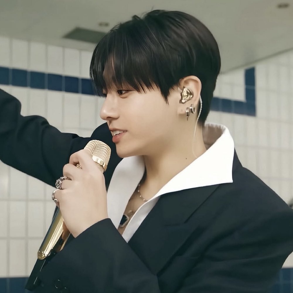 marcolona_tokyo's tweet photo. BTS の V ( テテ ) とジョングクが Netflix で配信された光化門 ( クァンファムン ) の BTS THE COMEBACK LIVE や SWIM Live Clip II. などで着用。

JUSTLOVER ( ジャストラバー ) のピアス × 3 。

オンライン ( @matildadept ) で再販売開始。

7/8 から 7/14 まで大阪の梅田にある百貨店でも販売。 https://t.co/bZgTVqB9Iw