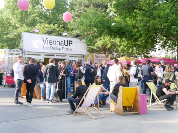 asciistartup's tweet photo. ／
『ViennaUP 2026』現地レポート📢
＼

都市分散型スタートアップフェスがウィーンで開幕！

歴史ある市庁舎で行われたオープニングには、
世界91カ国・1万人超が参加。

“自由とインスピレーション”を掲げる
欧州注目イベントの開幕の様子を現地からお届け！

https://t.co/ZDPAZ3CcRB
#ViennaUP #スタートアップ