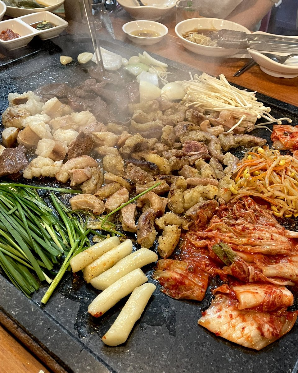 Babpang22's tweet photo. 넓은 불판에 곱창 대창 가득 구워서 먹기 이게 행복이야 https://t.co/UgXHMCVoYR