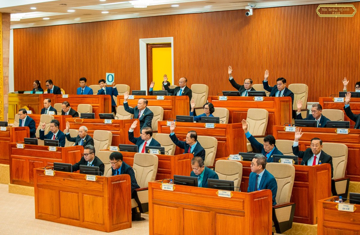 modgovkh's tweet photo. ថ្ងៃពុធ ៤កើត ខែជេស្ឋ ឆ្នាំមមី អដ្ឋស័ក ពុទ្ធសករាជ ២៥៧០ ត្រូវនឹងថ្ងៃទី២០ ខែឧសភា ឆ្នាំ២០២៦

ឯកឧត្តម នាយឧត្តមសេនីយ៍ ទៀ សីហា ឧបនាយករដ្ឋមន្ត្រី រដ្ឋមន្ត្រីក្រសួងការពារជាតិ  បានដឹកនាំគណៈប្រតិភូយោធាជាន់ខ្ពស់នៃកងយោធពលខេមរភូមិន្ទ នាំយកសេចក្តីព្រាងច្បាប់ស្ដីពី«កាតព្វកិច្ចយោធា» មកដាក់ចូលក្នុងរបៀបវារៈកិច្ចប្រជុំព្រឹទ្ធសភា នីតិកាលទី៥ សម័យប្រជុំ លើកទី៥ នាពេលនេះ ដែលបានសម្រេចអនុម័តដោយសំឡេង៥៨ លើ៥៨សំឡេងនៃអង្គប្រជុំទាំងមូល ដែលប្រព្រឹត្តទៅនៅវិមានព្រឹទ្ធសភា៕ 

សេចក្តីព្រាងច្បាប់ស្តីពីកាតព្វកិច្ចយោធា នេះពុំបង្កផលអវិជ្ជមាន ដែលធ្វើឱ្យប៉ះពាល់ដល់វិស័យសេដ្ឋកិច្ច សង្គមកិច្ច និងវប្បធម៌នៃព្រះរាជាណាចក្រកម្ពុជានោះឡើយ ផ្ទុយទៅវិញច្បាប់នេះនឹងបង្កើតនូវធនធានទ្រព្យសម្បត្តិជាតិ និង ផ្តល់ឱកាសឱ្យយុវជនជំនាន់ថ្មីមានលទ្ធភាពក្នុងការចូលរួមការពារជាតិ ប្រកបដោយវិន័យ មានការលត់ដំ មានកាយសម្បទារឹងមាំ មានជំនាញ វិជ្ជាជីវៈ មានឆន្ទៈ មនសិការ ឧត្តមគតិស្នេហាជាតិ និងហ៊ានធ្វើពលិកម្មគ្រប់បែបយ៉ាងប្រកបដោយភាពអង់អាចក្លាហាន ដើម្បីបុព្វហេតុជាតិ មាតុភូមិ ព្រមទាំងក្លាយជាធនធានមនុស្សដែល ស្ថាប័នរដ្ឋ ឯកជនចង់បានយកទៅបម្រើការ។ 

-អរគុណសន្តិភាព !
-អរគុណនយោបាយឈ្នះឈ្នះ !
-ដឹងគុណស្ថាបនិក មគ្គុទ្ទេសក៍ឯក និងប្រតិបតិ្តករ នយោបាយ ឈ្នះ ឈ្នះ ដែលនាំមកនូវសន្តិភាព និងការឯកភាពជាតិពេញលេញ !