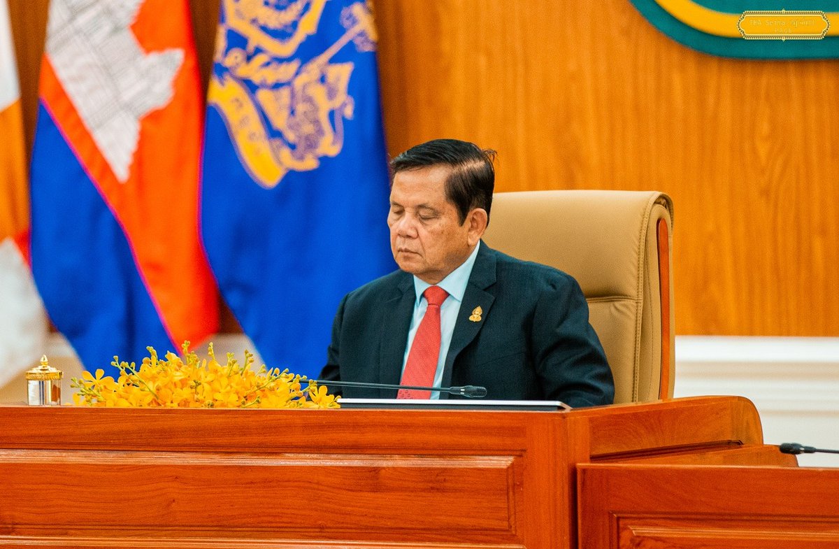 modgovkh's tweet photo. ថ្ងៃពុធ ៤កើត ខែជេស្ឋ ឆ្នាំមមី អដ្ឋស័ក ពុទ្ធសករាជ ២៥៧០ ត្រូវនឹងថ្ងៃទី២០ ខែឧសភា ឆ្នាំ២០២៦

ឯកឧត្តម នាយឧត្តមសេនីយ៍ ទៀ សីហា ឧបនាយករដ្ឋមន្ត្រី រដ្ឋមន្ត្រីក្រសួងការពារជាតិ  បានដឹកនាំគណៈប្រតិភូយោធាជាន់ខ្ពស់នៃកងយោធពលខេមរភូមិន្ទ នាំយកសេចក្តីព្រាងច្បាប់ស្ដីពី«កាតព្វកិច្ចយោធា» មកដាក់ចូលក្នុងរបៀបវារៈកិច្ចប្រជុំព្រឹទ្ធសភា នីតិកាលទី៥ សម័យប្រជុំ លើកទី៥ នាពេលនេះ ដែលបានសម្រេចអនុម័តដោយសំឡេង៥៨ លើ៥៨សំឡេងនៃអង្គប្រជុំទាំងមូល ដែលប្រព្រឹត្តទៅនៅវិមានព្រឹទ្ធសភា៕ 

សេចក្តីព្រាងច្បាប់ស្តីពីកាតព្វកិច្ចយោធា នេះពុំបង្កផលអវិជ្ជមាន ដែលធ្វើឱ្យប៉ះពាល់ដល់វិស័យសេដ្ឋកិច្ច សង្គមកិច្ច និងវប្បធម៌នៃព្រះរាជាណាចក្រកម្ពុជានោះឡើយ ផ្ទុយទៅវិញច្បាប់នេះនឹងបង្កើតនូវធនធានទ្រព្យសម្បត្តិជាតិ និង ផ្តល់ឱកាសឱ្យយុវជនជំនាន់ថ្មីមានលទ្ធភាពក្នុងការចូលរួមការពារជាតិ ប្រកបដោយវិន័យ មានការលត់ដំ មានកាយសម្បទារឹងមាំ មានជំនាញ វិជ្ជាជីវៈ មានឆន្ទៈ មនសិការ ឧត្តមគតិស្នេហាជាតិ និងហ៊ានធ្វើពលិកម្មគ្រប់បែបយ៉ាងប្រកបដោយភាពអង់អាចក្លាហាន ដើម្បីបុព្វហេតុជាតិ មាតុភូមិ ព្រមទាំងក្លាយជាធនធានមនុស្សដែល ស្ថាប័នរដ្ឋ ឯកជនចង់បានយកទៅបម្រើការ។ 

-អរគុណសន្តិភាព !
-អរគុណនយោបាយឈ្នះឈ្នះ !
-ដឹងគុណស្ថាបនិក មគ្គុទ្ទេសក៍ឯក និងប្រតិបតិ្តករ នយោបាយ ឈ្នះ ឈ្នះ ដែលនាំមកនូវសន្តិភាព និងការឯកភាពជាតិពេញលេញ !