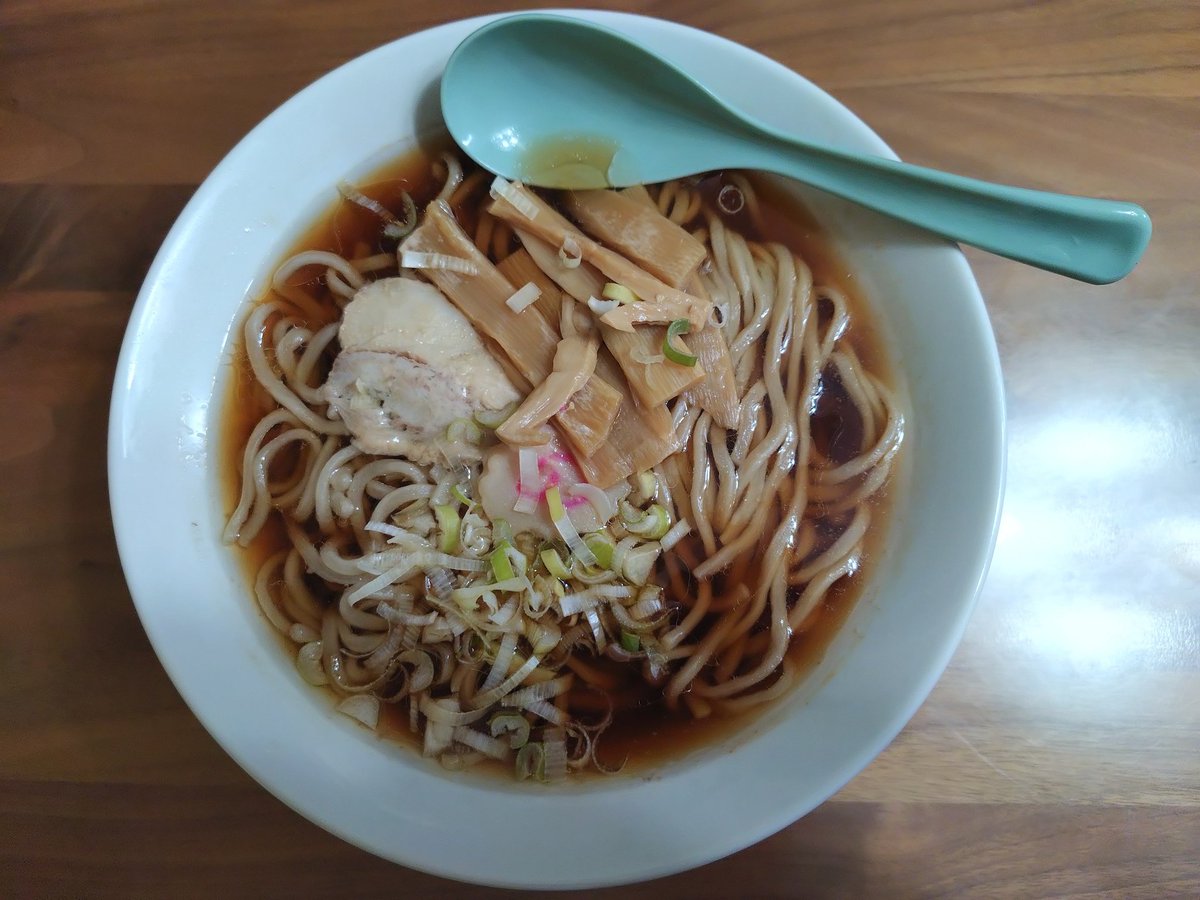 surusuru823's tweet photo. お土産ラーメン@みたか
麺友さんのネコさんから退職に当たり、お土産のみたかのラーメンを頂きました。早速食べましたが感動する程美味しかったです。ネコさんどうもありがとう。預かってくれてた三馬路も有り難うございます。油そばもあるので楽しみです。 https://t.co/Fo0ObZassW