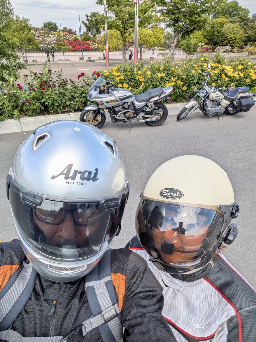 mizushima_aria's tweet photo. インカム着けての #夫婦ツーリング 、🏍️会話が出来るのやっぱり便利👍
ウインカー消し忘れ指摘されたの4回、指摘したの0回💦
前を走る方が色々気にすること多くて、注意散漫にってるな😮💨
事故注意だね😳
#ZRX1200S
#DS250
福山 #緑町公園 で薔薇鑑賞
Sのウインカー左に続き右も割落😭
補用品ある? https://t.co/rG976iqLAf