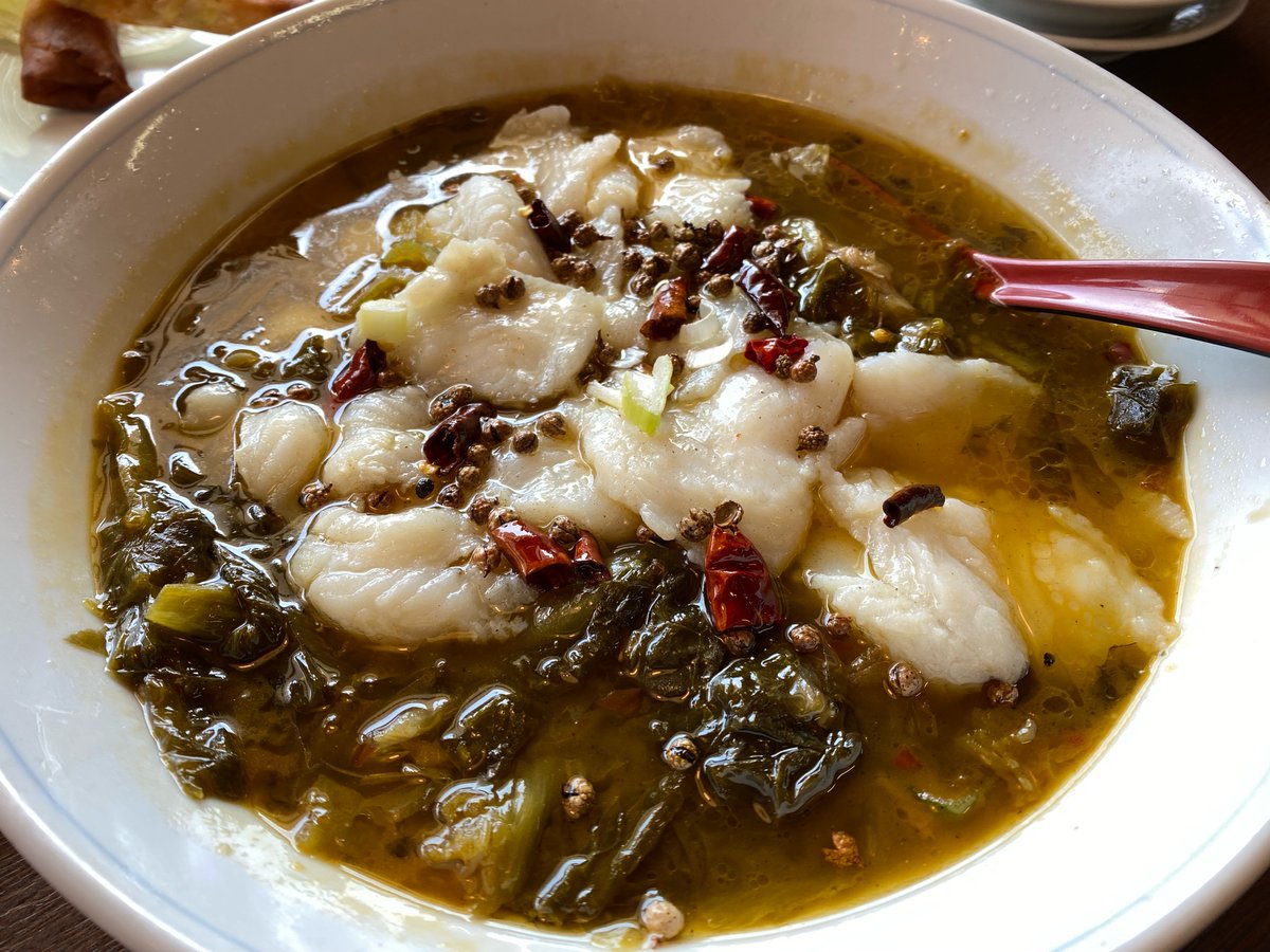 Hans76GD's tweet photo. 妻とふじみ野２５４沿いにある中華料理 鑫香源(しんこうげん)さんで晩酌セット×2で頼んだ４品に、酸菜魚。春雨のピリ辛な味付けが良き。酸菜魚は以前と違い高菜に加えてレタスも入っていた。ふわふわの白身魚とシャキシャキレタスの食感の組み合わせ、酸味と山椒・唐辛子の華やかな味わいを堪能できた https://t.co/9j8vmqYEIU