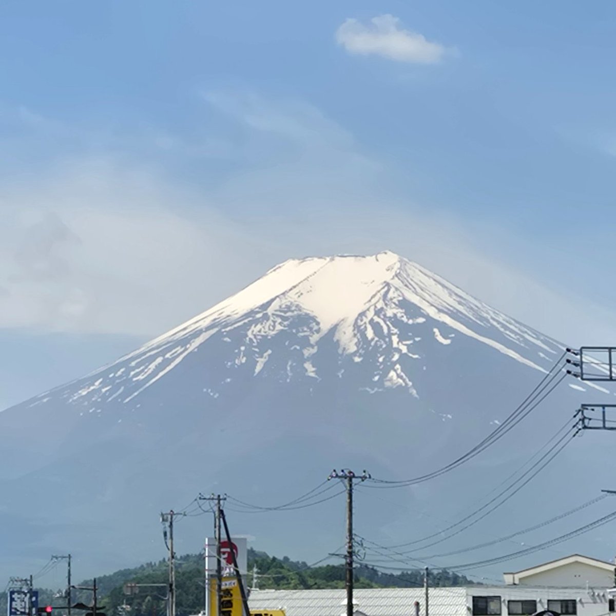 gotenbasakura's tweet photo. 今日の富士山🗻
今日は山梨へお出掛けしたよ
静岡から見る富士山とは少し
違って見えるね

＃富士山　
＃山梨 https://t.co/OsbVN3jJmv