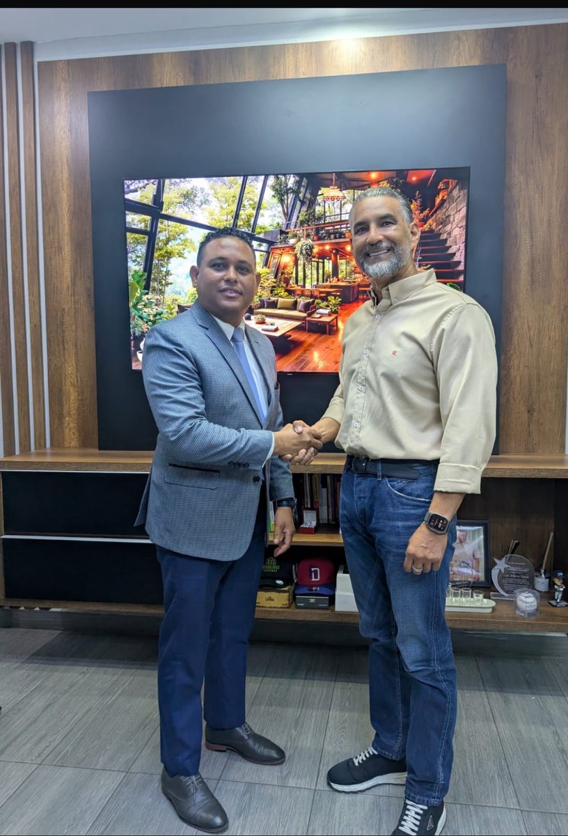 leocarmateo's tweet photo. Luis Alberto y Leocar Mateo reflejan en esta imagen una alianza basada en respeto, lealtad y visión de futuro. Más que amigos, hermanos de ideales y proyectos, unidos siempre pensando en el desarrollo del país y el bienestar de la nación. 🇩🇴🤝 https://t.co/NBtTMW5QGO