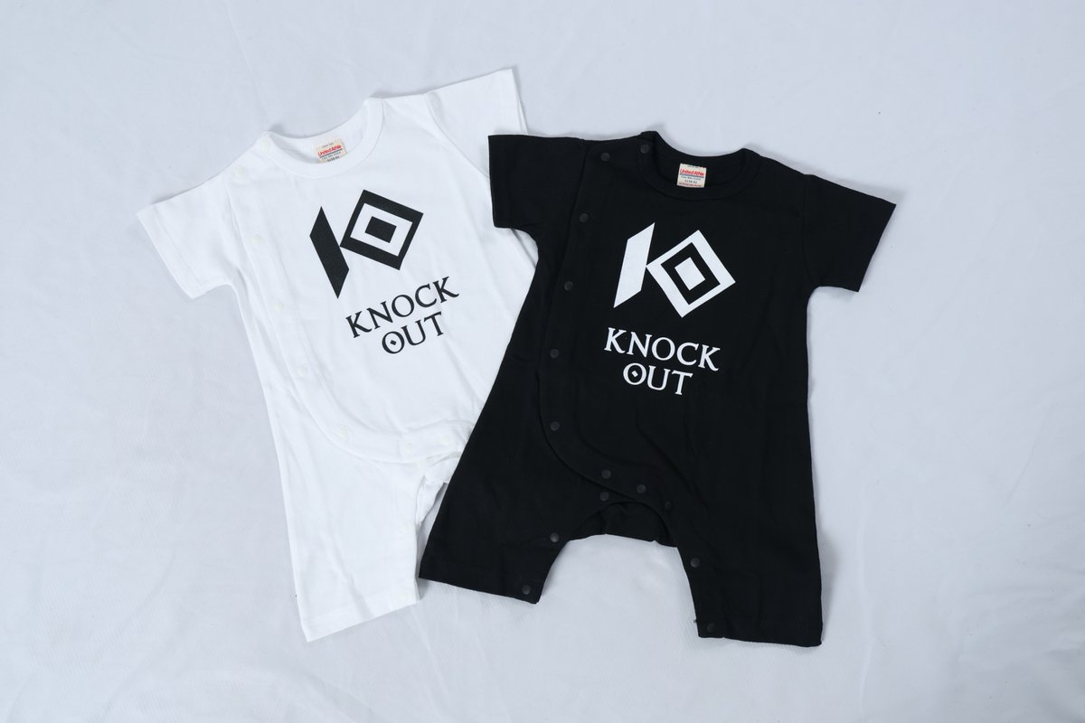 kb_knockout's tweet photo. ◤KNOCK OUT OFFICIAL SHOP◢
ベビーロンパース＆ビブセットが登場💁‍♀️

KNOCK OUT OFFICIAL SHOPにベビーグッズが登場😍

👶KNOCK OUTベビーロンパース＆ビブセット👶
ロンパースとビブが各2枚ずつでプレゼントにオススメ🎁

KNOCK OUTらしいBLACKとWHITEの2色展開です⚫️⚪️

KNOCK OUT OFFICIAL SHOP👇
https://t.co/5hLSaudrc7

👶KNOCK OUTベビーロンパース＆ビブセット
💴\8,000
🚼70サイズ

#knockoutkb 
#格闘技
