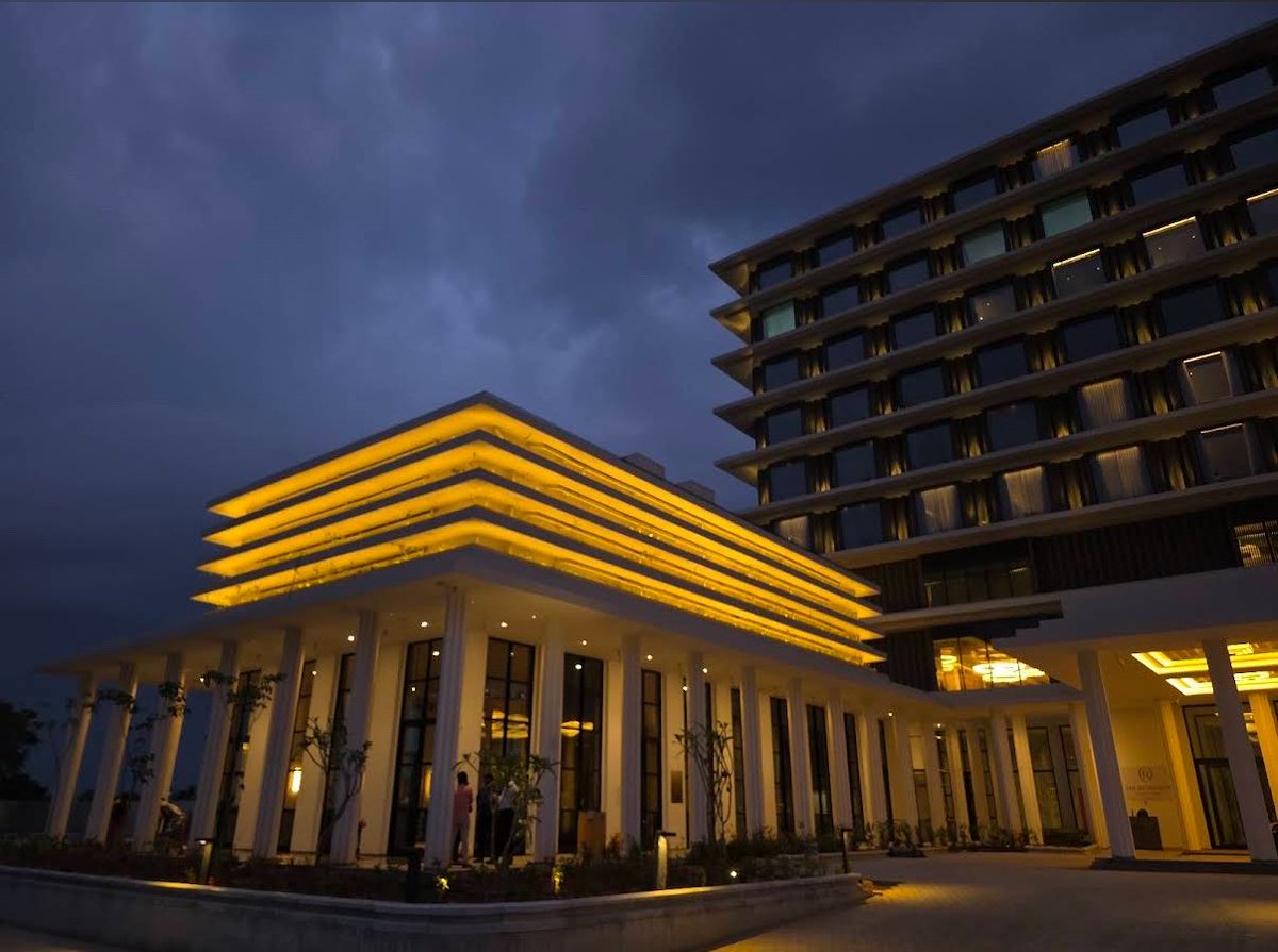 UpdatesChennai's tweet photo. The 190 Key Residency Signature Hotel &amp; Convention Center in Madurai by Appaswamy Group looks stunning 😍 . It comes with a huge 100,000 Sq.ft convention hall too &amp; had a soft launch recently ... #Madurai #Projects 🏗️🌇 https://t.co/KlA1v9euW6