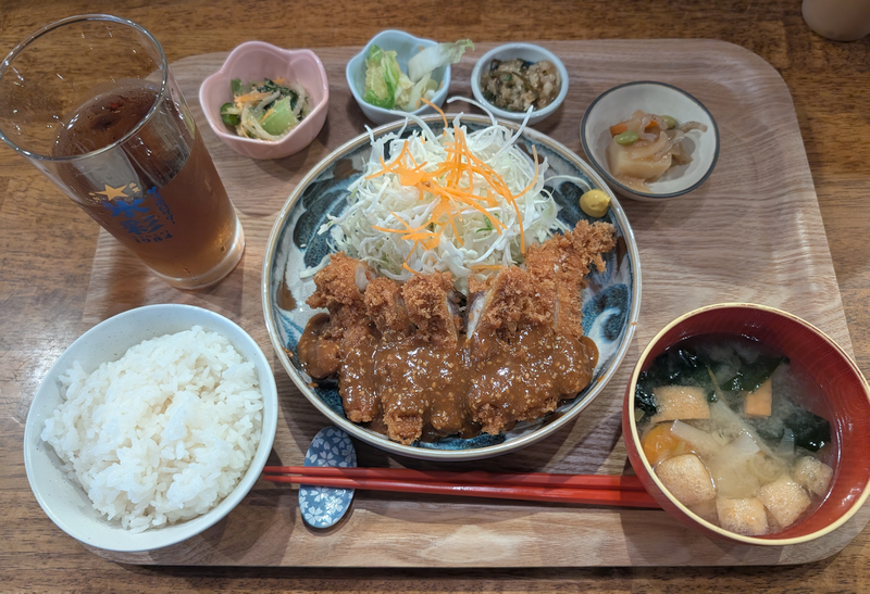 kichilog's tweet photo. 夕食は行きつけの #吉祥寺もがめ食堂 で「みそチキンかつ定食」をオーダー。「特製!!」というだけあって、ゴマの効いた味噌ダレがチキンカツを美味しく仕上げています。いつも通り小鉢も充実でありがたい。ごちそうさまでした。
#きちログ
https://t.co/4QbRsG95H7 https://t.co/J3RhSZlSIk