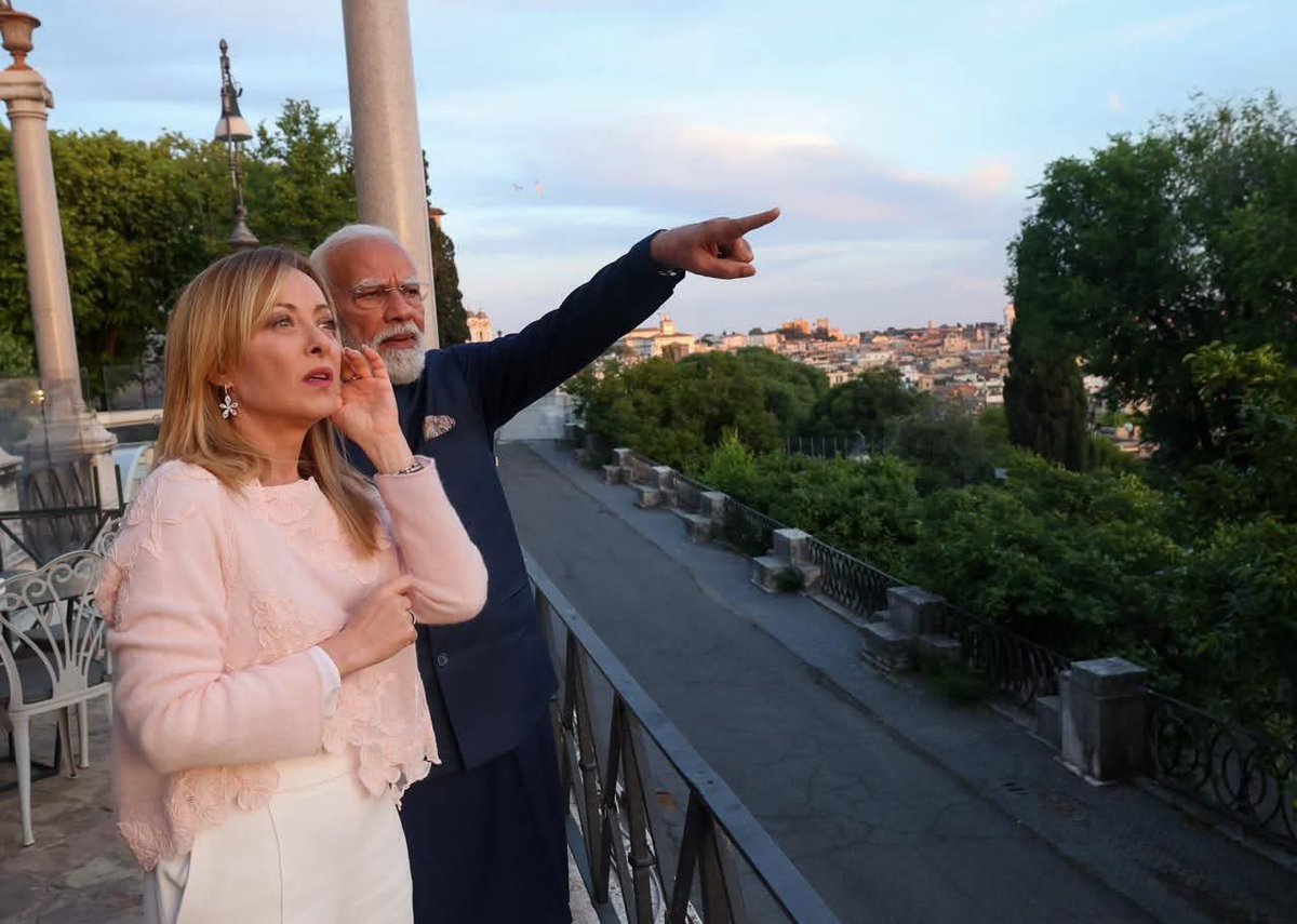 iamanilinc's tweet photo. A person who can’t even speak one proper paragraph in English, a person who doesn’t even know the area names in Rome…  

Imagine what he may be explaining… 

 #Melodi  #Italy https://t.co/3UthJD5QuE