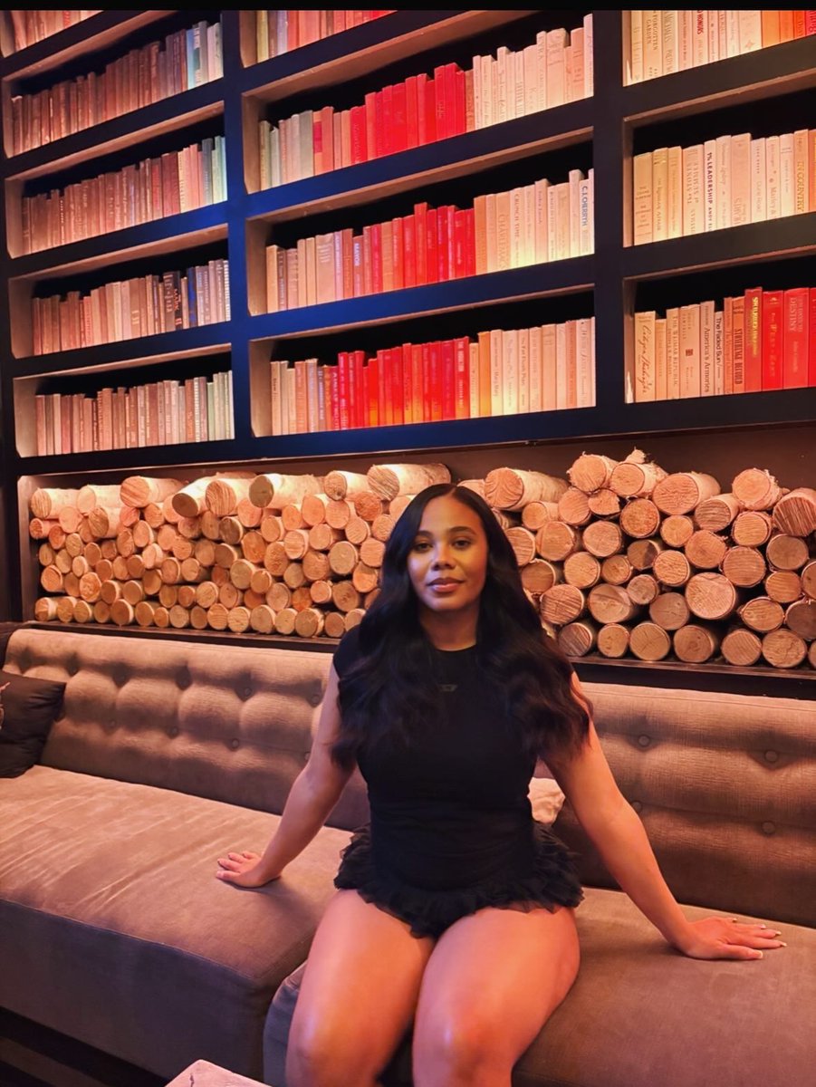 hernametatiii's tweet photo. It's my world babes 🥂 https://t.co/Hfqz4XzgcQ