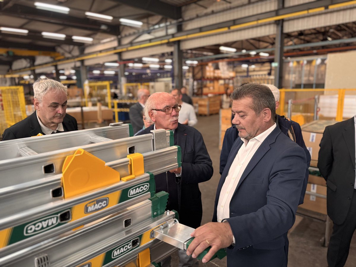 AlainPichon86's tweet photo. 📍 Un mardi en proximité sur le canton de Montmorillon aux côtés de Brigitte Abaux et Guillaume de Russé

📚Réunion de travail avec le Maire de Montmorillon
🗣️Échanges avec nos équipes de la Maison des Solidarités
🏭Visite de l’entreprise Escalux
🎙️Réunion publique @departement86 https://t.co/LE0Z6hZCJX
