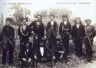 Krasaki_Tsou's tweet photo. Στις 20 Μαϊου του 1919 ο αρχιμανδρίτης Πανάρετος, σε έκθεσή του προς συνταγματάρχη Κατεχάκη αποκαλύπτει στατιστικά στοιχεία της τραγωδίας των Ποντίων «… Η επαρχία Αμασείας είχε προ του πολέμου 136.768 ελληνικό πληθυσμό.
Εκ του ολικού αριθμού, 73.375 του πληθυσμού μετετοπίστησαν ή εξορίσθησαν, εκ των οποίων το 70% απέθανον εν τη εξορία, μόλις δε οι 30% επανήλθον…
Εκ των 25.000 εξορισθέντων της επαρχίας Νεοκαισαρείας, εκ μεν των χωρικών εσώθησαν μόλις 6% και ούτοι συντετριμμένοι ως ναυαγοί της σατανικής τουρκικής θηριωδίας, εκ δε των κατοίκων των πόλεων 35% ρακένδυτοι και κατεσυληκότες, ζωντανά μαρτύρια της τουρκικής βαρβαρότητος…
Η επαρχία Κολωνίας εξ ολοκλήρου κατεστράφη, όλα τα χωριά αυτής ηρημώθησαν, ελάχιστοι ομογενείς σώζονται εν Νικοπόλει… Η επαρχία Χαλδείας-Κερασούντος… είχε… ολικόν πληθυσμόν 167.450.
Εκ τούτων 45.000 περίπου εξηνηγκάσθησαν κατά τον χρόνον της ανακατοχής να καταφύγωσιν εις Ρωσίαν, άνω δε των 90.000 μετετοπίσθησαν και εξορίσθησαν εις τα βάθη της Μ. Ασίας… Εκ των εξορισθέντων 80% απέθανον εκ πείνης, εκ των διωγμών, των δεινοπαθημάτων και των δαρμών…
Εκ των 72 ελληνικών χωρίων του τμήματος Κερασούντος ουδέν σώζεται…». Παρόμοιες στατιστικές υπάρχουν και για άλλες περιοχές του Πόντου. Πηγή: Ελληνικό Ημερολόγιο