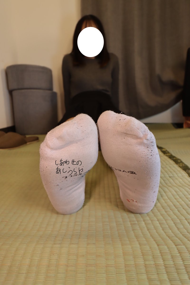 shiawaseashi's tweet photo. 【くすぐり】【本編お顔ぼかし無し】

👧『多分本当にくさい…』 

インスタで被写体活動中の
可愛い女子大生さんに足の撮影をお願いしました

https://t.co/CaARaQBgvY https://t.co/7TIuxDcQkA